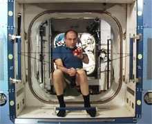 愤怒的小鸟太空版-NASA空间站上的宣传片